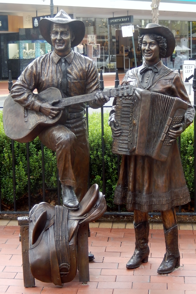 Slim Dusty & Joy McKean bronze statue in Tamworth